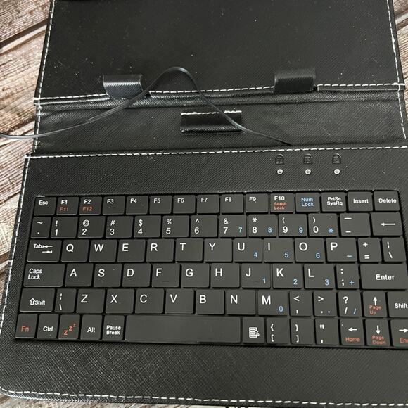 Tablet case and Keyboard. Can hold up to a 9” tablet. - Picture 6 of 8